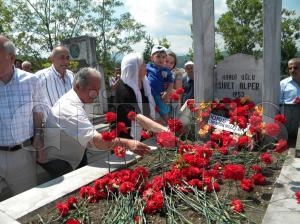Siret Alper Mezarı Başında Anıldı Siret Alper Mezarı Başında Anıldı