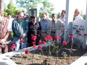 SİRET ALPER ÖLÜMÜNÜN 17. YILINDA MEZARI BAŞINDA ANILDI SİRET ALPER ÖLÜMÜNÜN 17. YILINDA MEZARI BAŞINDA ANILDI
