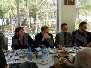 TRAFİK EKİPLERİYLE DOLMUŞ ŞÖFÖRLERİ SORUNLARINI MASAYA YATIRDILAR TRAFİK EKİPLERİYLE DOLMUŞ ŞÖFÖRLERİ SORUNLARINI MASAYA YATIRDILAR