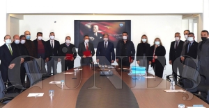 Kaymakam Ömer Lütfi Yaran, SYDV Mütevelli Heyet üyelerine teşekkür plaketi Takdim etti Kaymakam Ömer Lütfi Yaran, SYDV Mütevelli Heyet üyelerine teşekkür plaketi Takdim etti