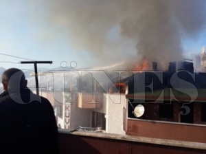 ÇATI YANGINI KORKUTTU, 5 BELEDİYE’NİN İTFAİYESİ YANGINA MÜDAHALE ETTİ ÇATI YANGINI KORKUTTU, 5 BELEDİYE’NİN İTFAİYESİ YANGINA MÜDAHALE ETTİ