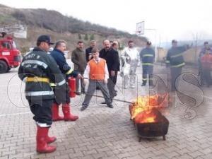 SİVİL SAVUNMA HAFTASI NEDENİYLE OKULLARDA YANGIN TATBİKATI YAPILDI SİVİL SAVUNMA HAFTASI NEDENİYLE OKULLARDA YANGIN TATBİKATI YAPILDI