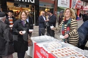 Yard�m Sevenler Derne�i A�ure Da��t�m� Gelene�ini S�rd�rd�