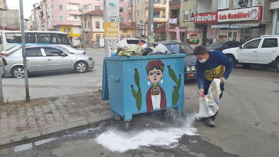 Çöp konteynerleri virüs tehlikesine karşı ilaçlanıyor