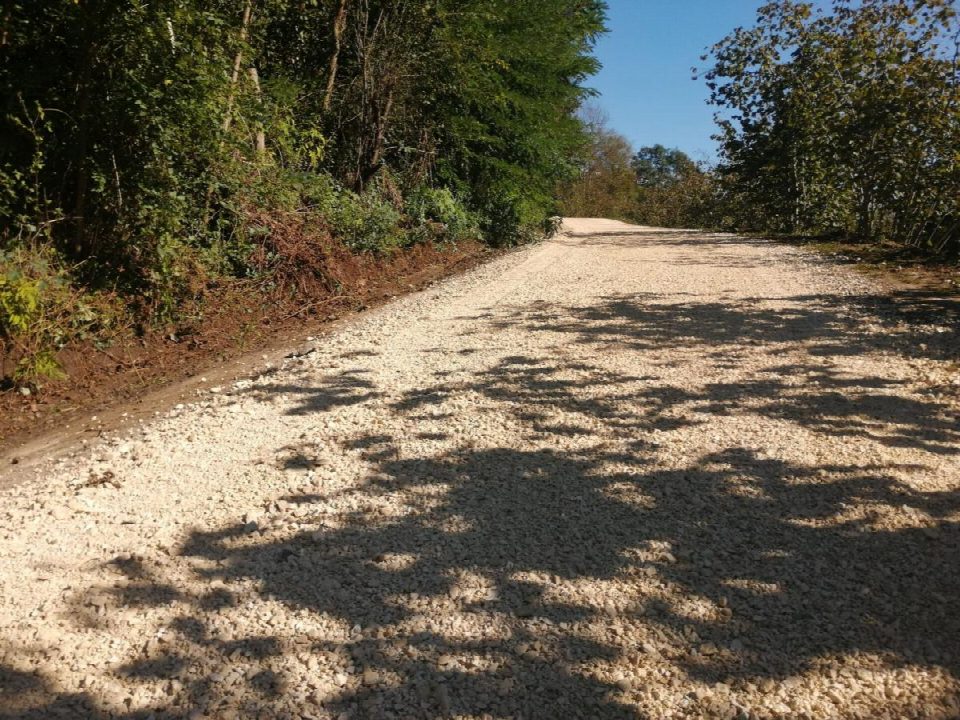 Fatsa Belediyesi'nden Karşıyaka mahallesine yol reglaj ve çakıllama çalışması