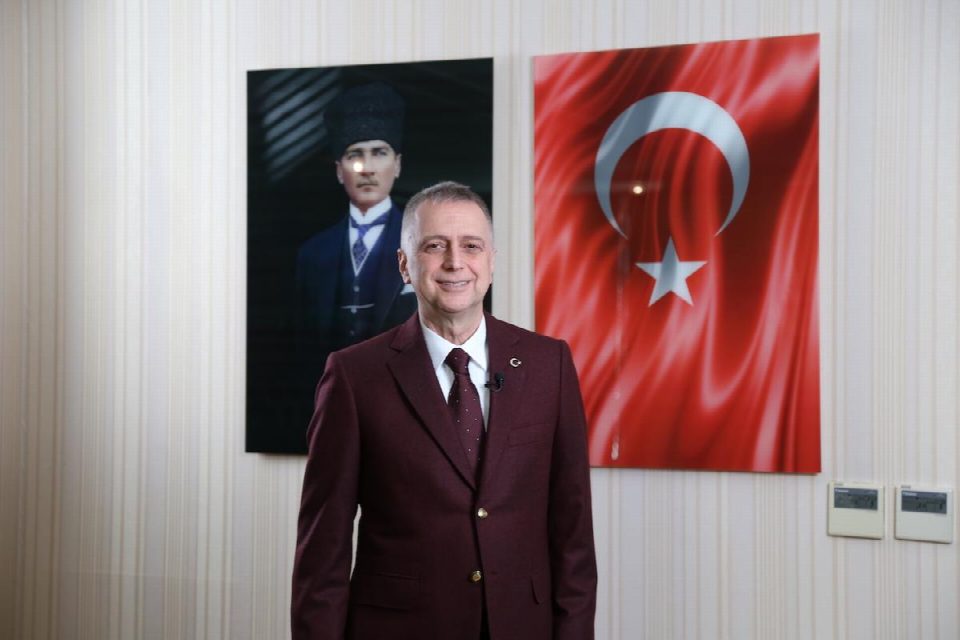 BAŞKAN KARLIBEL TRT TRABZON RADYOSUNUN CANLI YAYIN KONUĞU OLDU