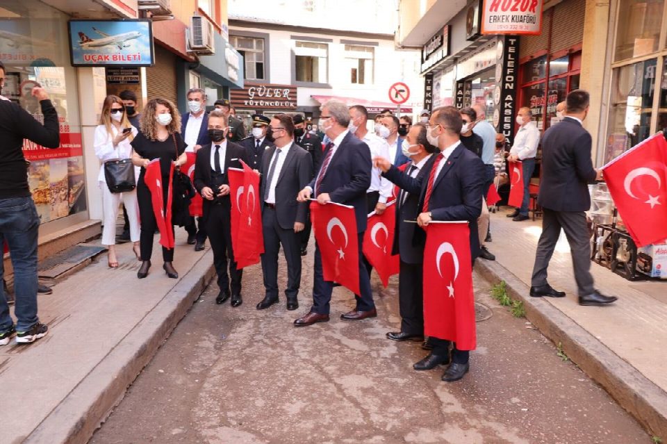 Fatsa protokolü esnaflara bayrak dağıttı