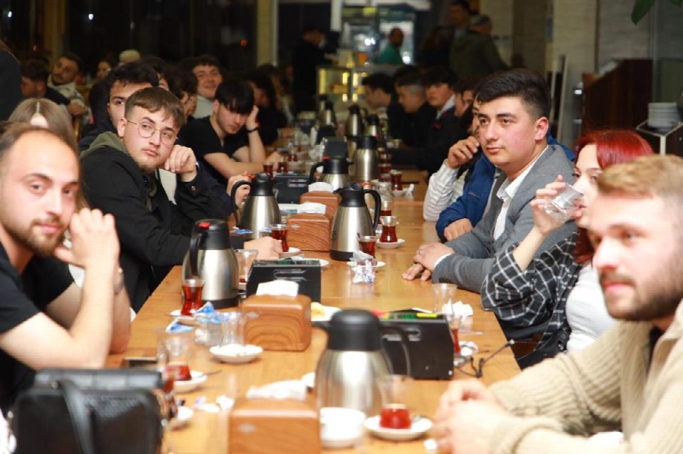 Milletvekili adayı İsa Yüksel gençlerle buluştu