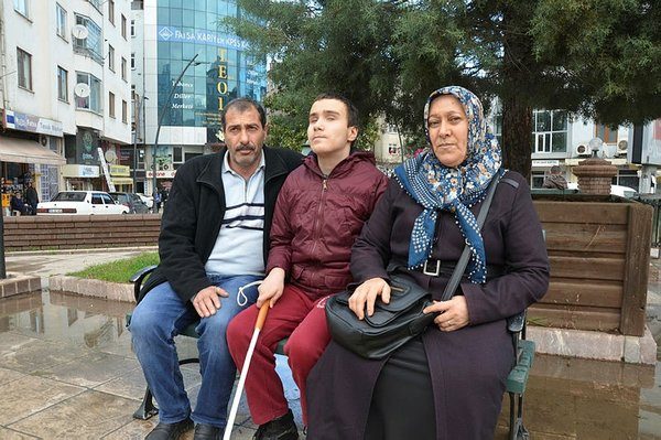Kaldırıma park edilen araca çarpan görme engelli çocuk konuştu