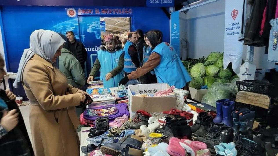Depremzedeler için "İyilik Çarşısı" açıldı