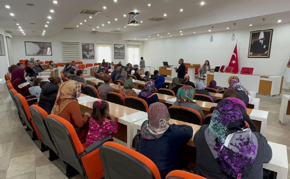 Vali Sonel, “Halk Günü” toplantısında vatandaşlarla bir araya geldi
