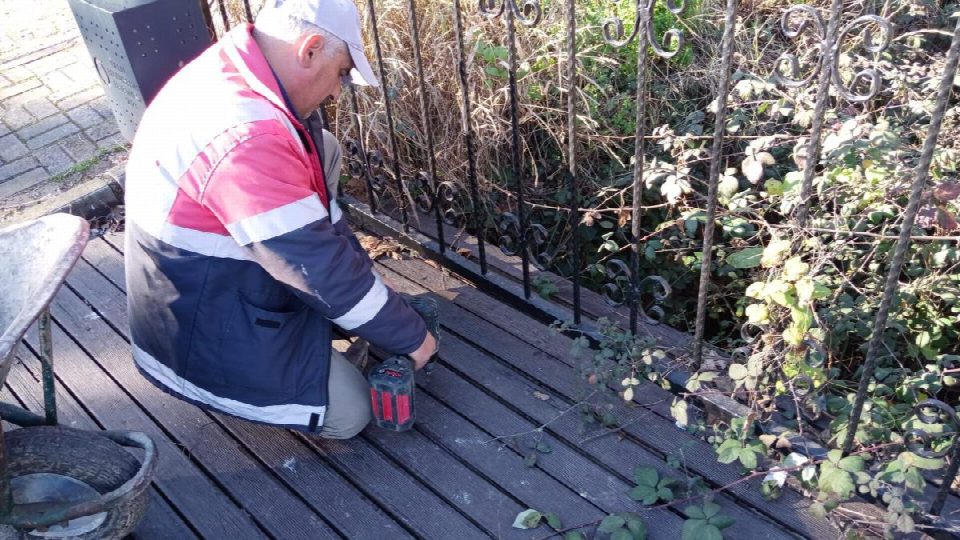 Büyükşehir zarar gören ve deforma olan kent mobilyaları için 7/24 sahada
