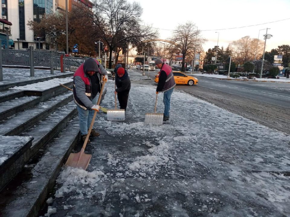 Büyükşehir ekipleri yayaların güvenliği için seferber