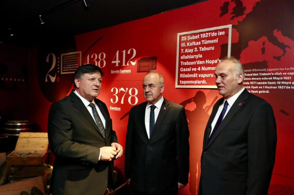 Vali Erol, açık hava basın müzesi ile Rüsumat No:4 gemisi müzesini ziyaret etti