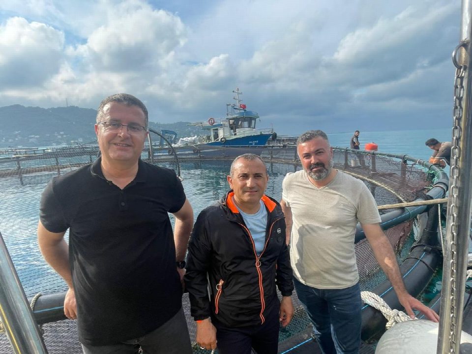 Vali Tuncay Sonel, denizde ağ kafeslerde yapılan kültür balıkçılığı faaliyetlerini yerinde inceledi