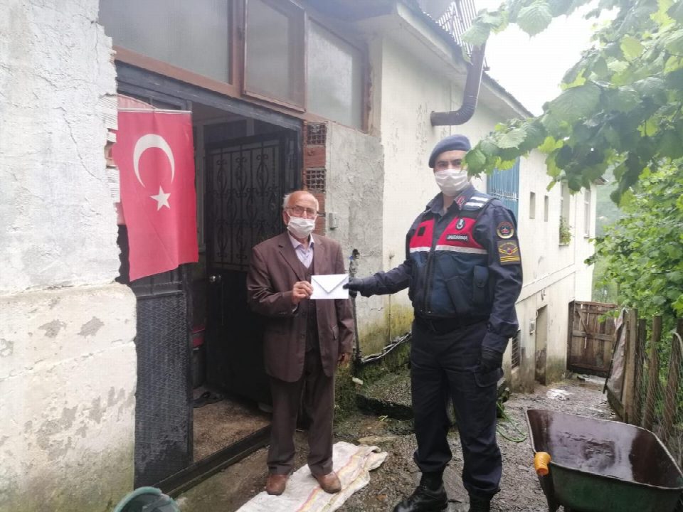81 Yaşındaki Bekir Amca, bir aylık emekli maaşını “Biz Bize Yeteriz Türkiyem” kampanyasına bağışladı