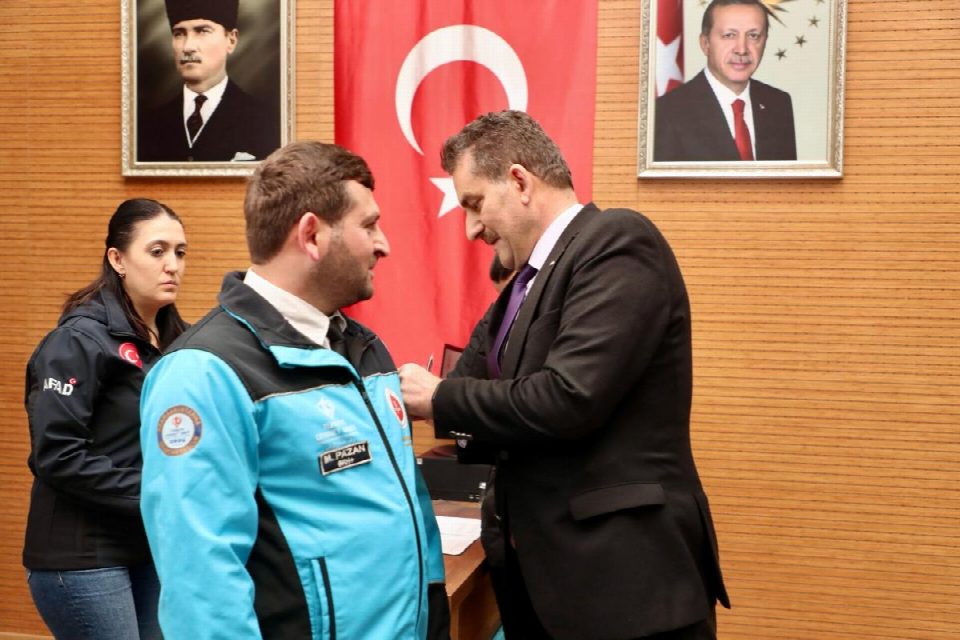 AFAD Tarafından Akredite Edilen Sivil Toplum Arama Kurtarma Ekiplerine Armaları Takıldı