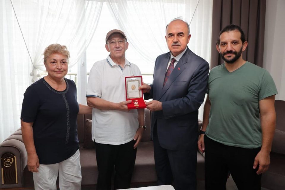 Vali Erol, Kıbrıs gazisine gazilik madalyası ve beratını tevcih etti