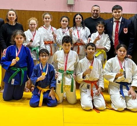 Judo takımı yarı finale yükseldi