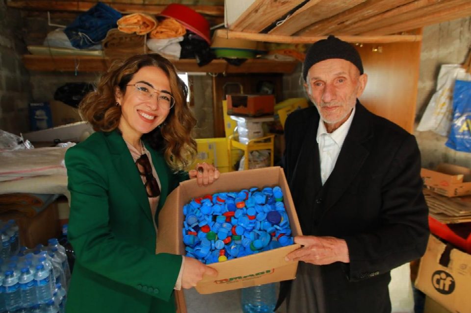 90 yaşındaki 63 yıllık esnaftan geri dönüşüme katkı