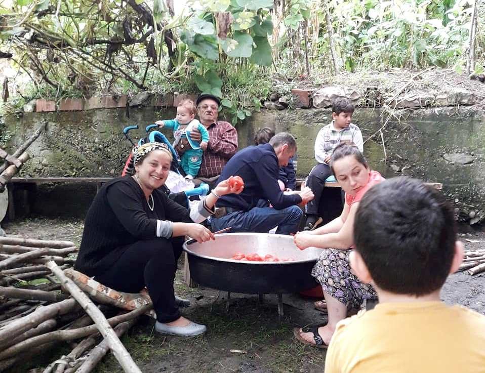 Her evde domatesler kış ayı için kaynatılıyor