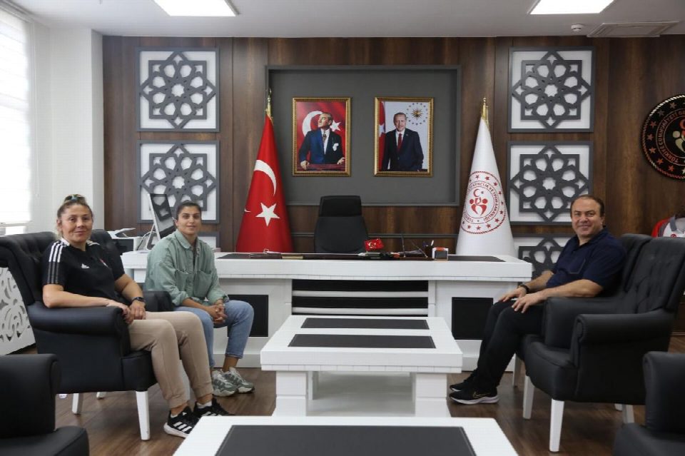 Şampiyon boksör Busenaz Sürmeneli’den Genç’e ziyaret