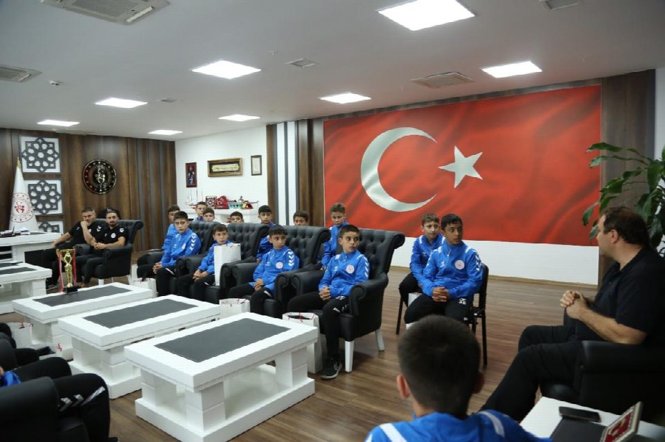 BAŞARILI PEHLİVANLAR, MUSTAFA GENÇ’İ ZİYARET ETTİ