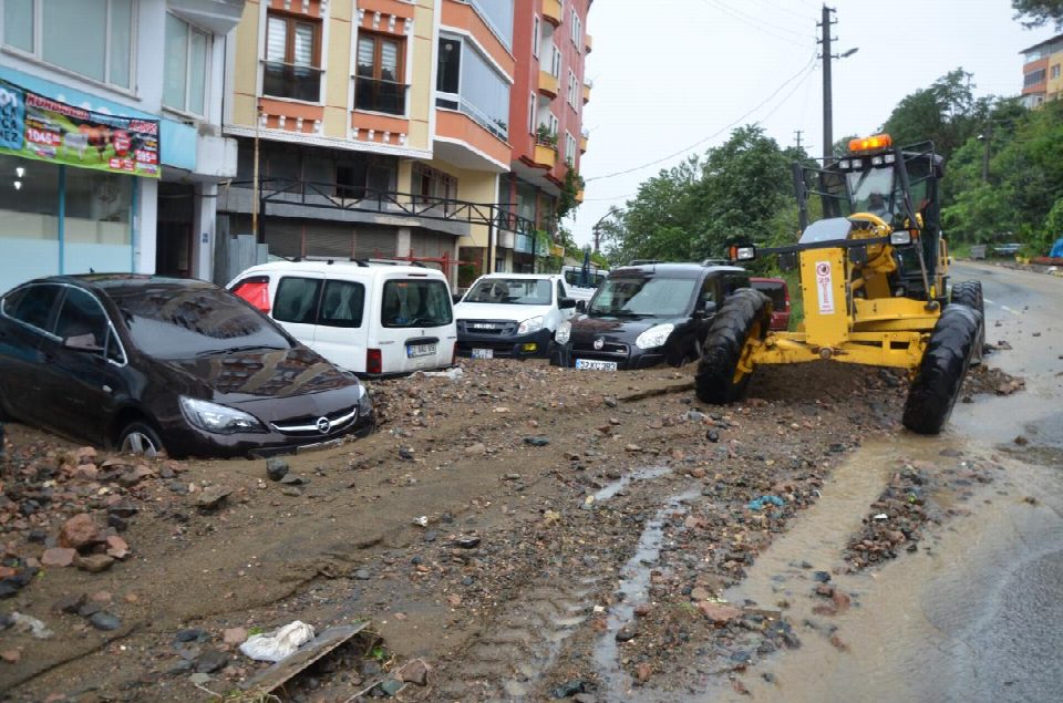 Fatsa’da işyerlerini su bastı, ağaçlar ve elektirik direkleri devrildi