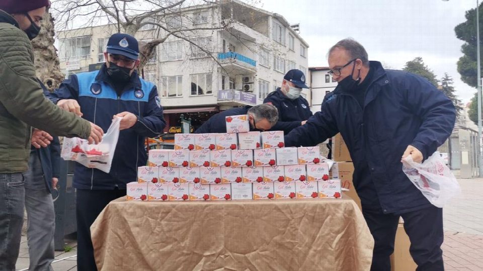 Büyükşehirden kandil simidi ikramı