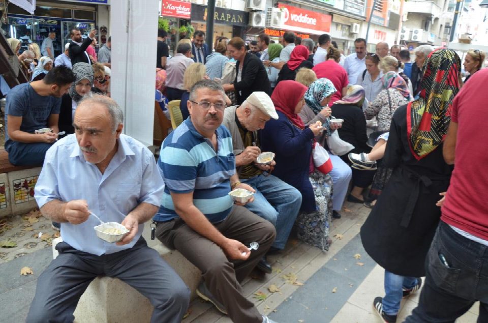 Fatsalı yardım sevenler aşure dağıttı