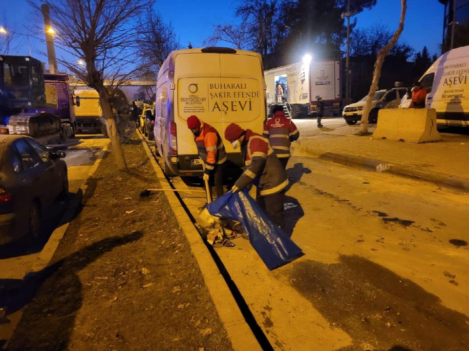 Büyükşehir ekipleri deprem bölgelerinde cadde ve sokakları temizliyor