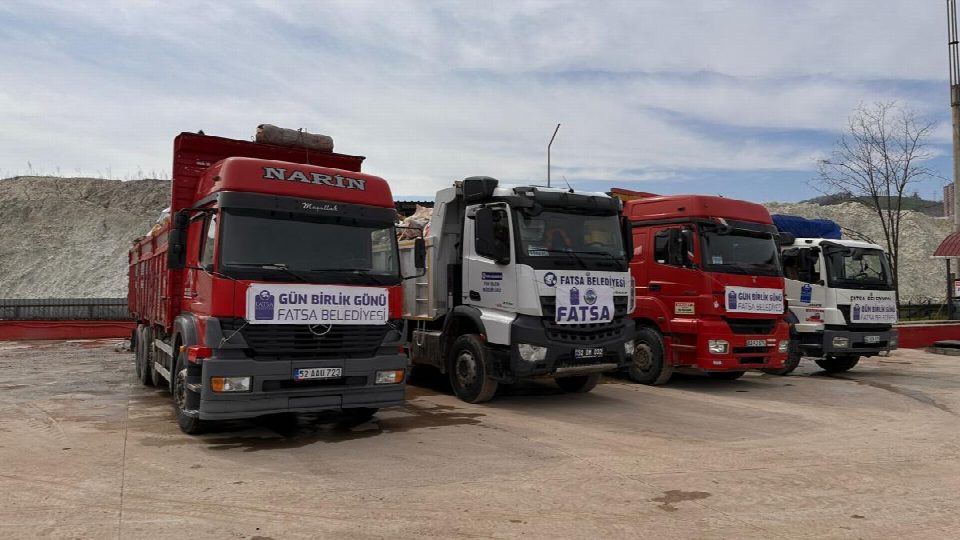 Fatsa deprem bölgesine 55.yardım aracını gönderdi