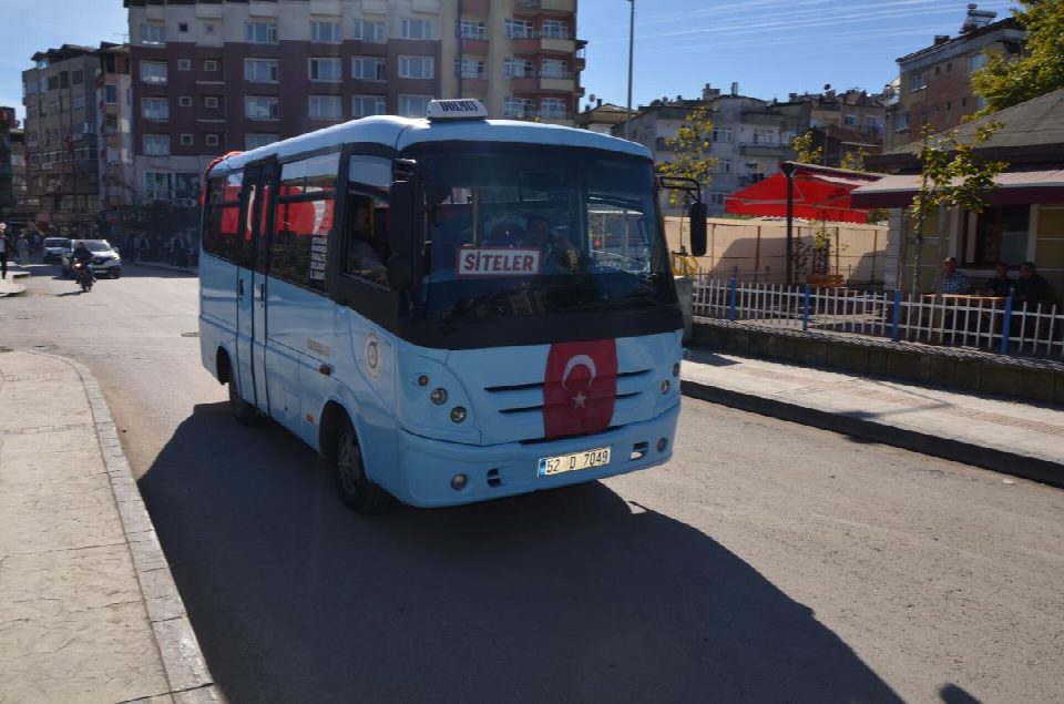 Dolmuşçular Araçlarının Önüne Bayrak Astı