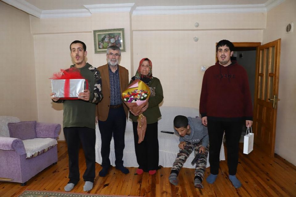 Anneler günü’nde baş tacı edilesi anneye ziyaret