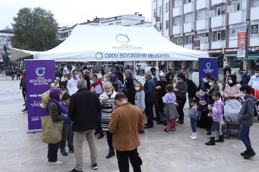 Büyükşehir vatandaşlara kandil şekeri ve şerbet ikram etti