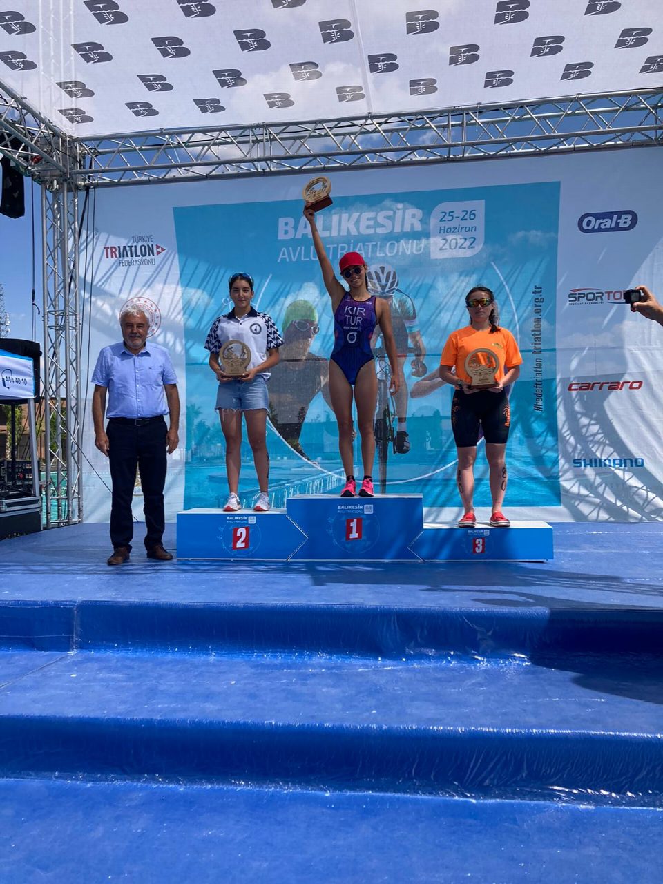 Ordu’nun Triatlon’da parlayan yıldızı Selinay Tuğçe Kır TTF Balıkesir Avlu Triatlon Türkiye kupası yarışında birincilik kupasını kazandı