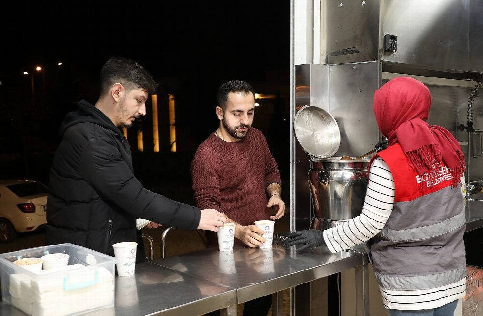 Büyükşehirden üniversite öğrencilerine çorba ikramı