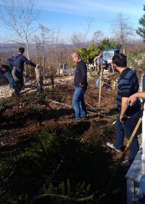 Vatandaşlar kendi imkanlarıyla mezarlıkları ağaçlandırdı