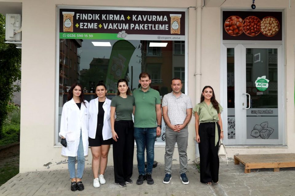 İş dünyasının kapısını “davet” ile araladı