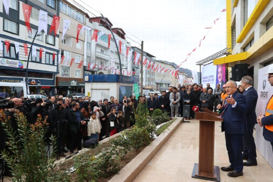 Yeni çarşı ticaret merkezi’ açıldı...Yeni çarşı esnafı anahtar teslim töreniyle hem tapularına hem dükkanlarına kavuştu