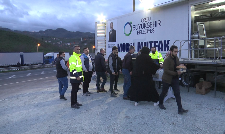 Yolda kalanlara iftar ikramı sürüyor