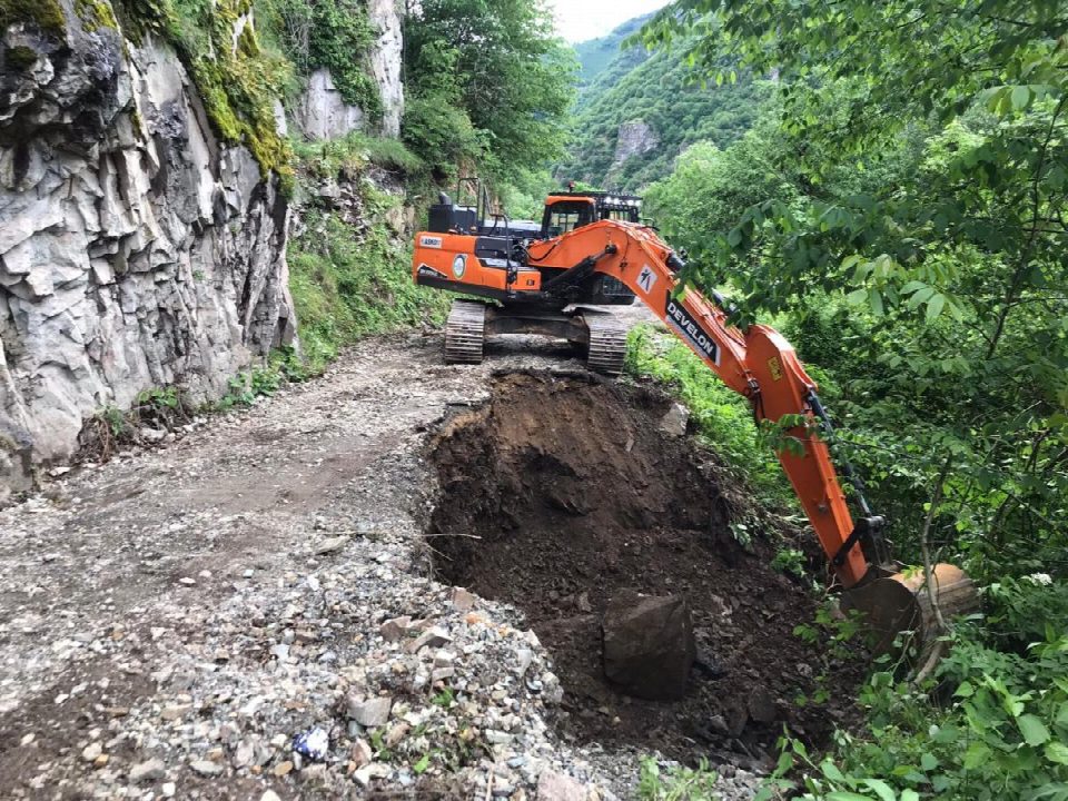 Büyükşehirden aralıksız heyelan mesaisi