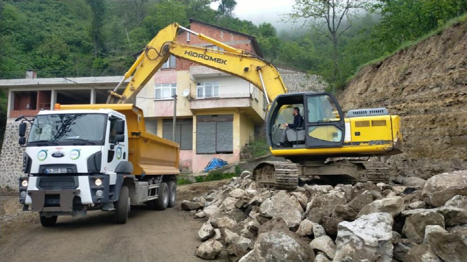BÜYÜKŞEHİR TAM GAZ… 5,5 YILDA ORDU’DA 94 KM YENİ YOL AÇILIRKEN, 912 KM’LİK YOL AĞINDA BAKIM VE ONARIM ÇALIŞMASI YAPILDI