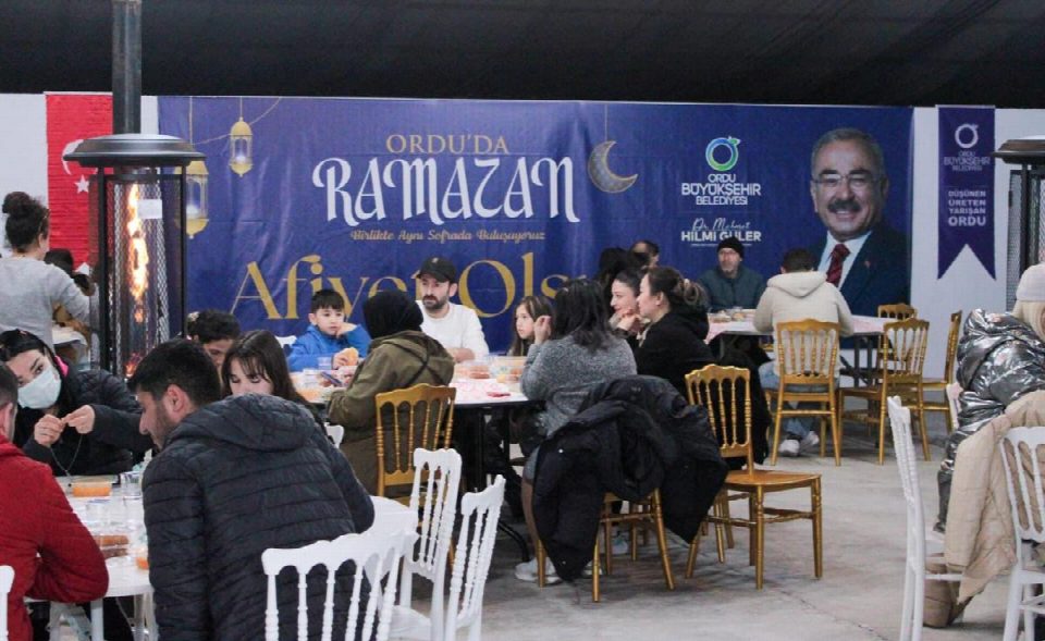 Ordu Büyükşehir Belediyesi’nden her gün yüzlerce vatandaşa ücretsiz iftar