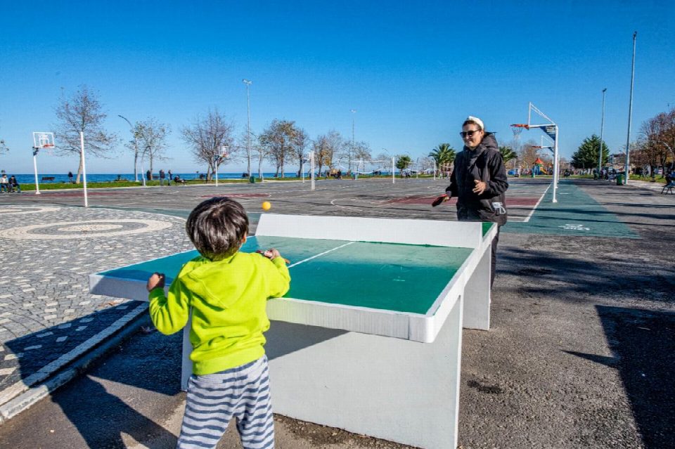 Büyükşehir belediyesi parklara masa tenisi alanları oluşturuyor
