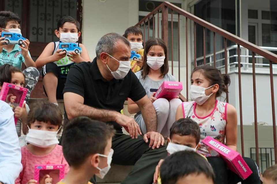 Vali Sonel, Çatkapı hane ziyaretlerinde bulunuyor