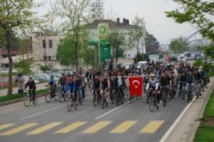 BİSİKLETÇİLERDEN ANLAMLI TUR