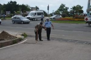 TRAFİK POLİSİNDEN ÖRNEK DAVRANIŞ