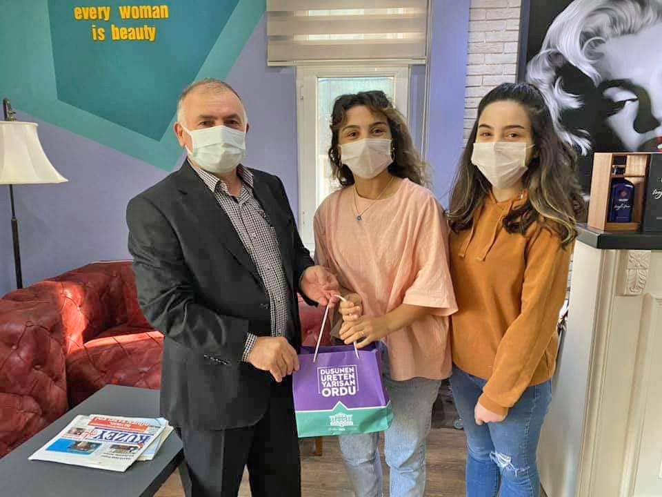 Başkan Ayhan Baş hediye paketlerini dağıttı
