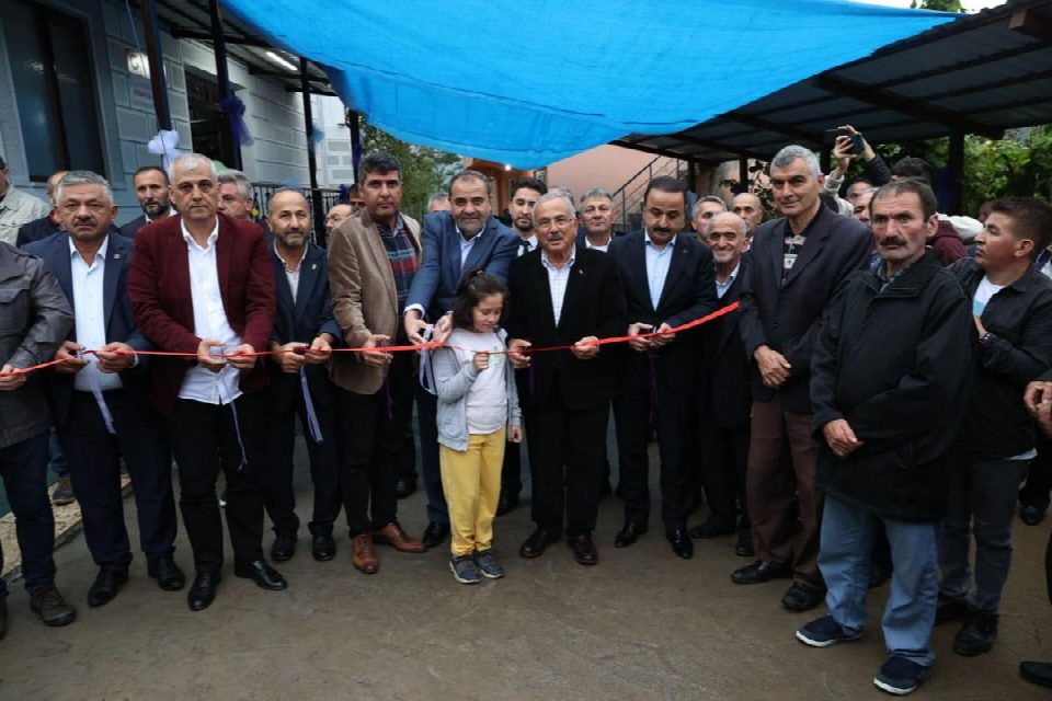 Dört ilçeye çıkarma yaparak çeşitli programlara katılan başkan Güler, vatandaşlarla da bir araya geldi